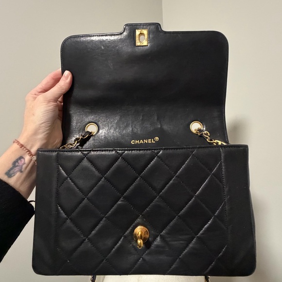 Chanel Vintage Medium Single Flap CC Chain Shoulder Bag – Black Quilted Lambskin - Picture 9 of 15